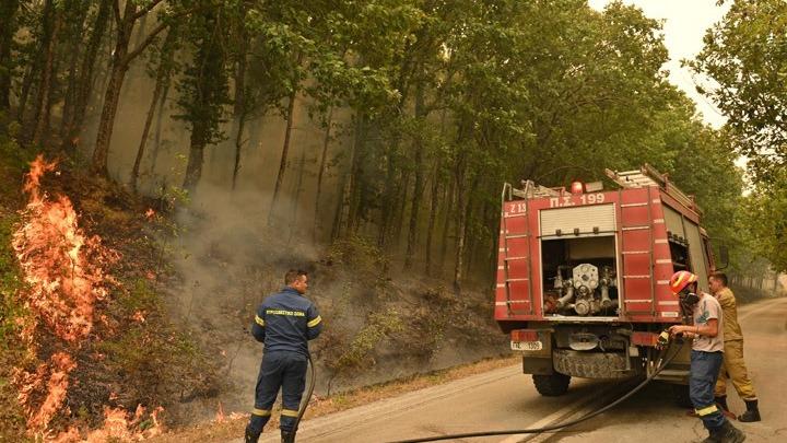 Μάχη με τις αναζωπυρώσεις σε Έβρο και Ροδόπη