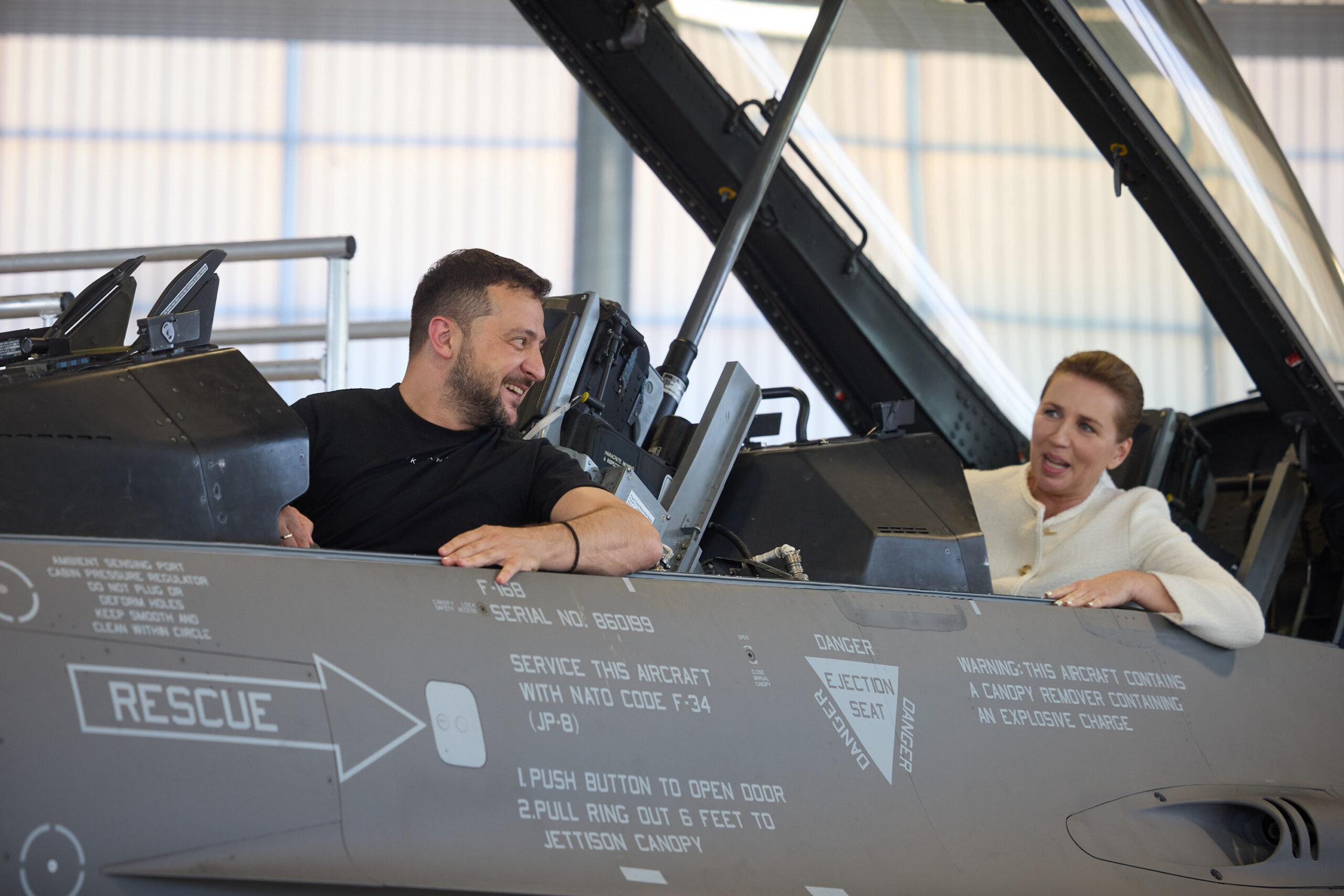 Ο Ζελένσκι μέσα σε F-16 με τη Δανή πρωθυπουργό – Το Κίεβο θα λάβει 19 μαχητικά