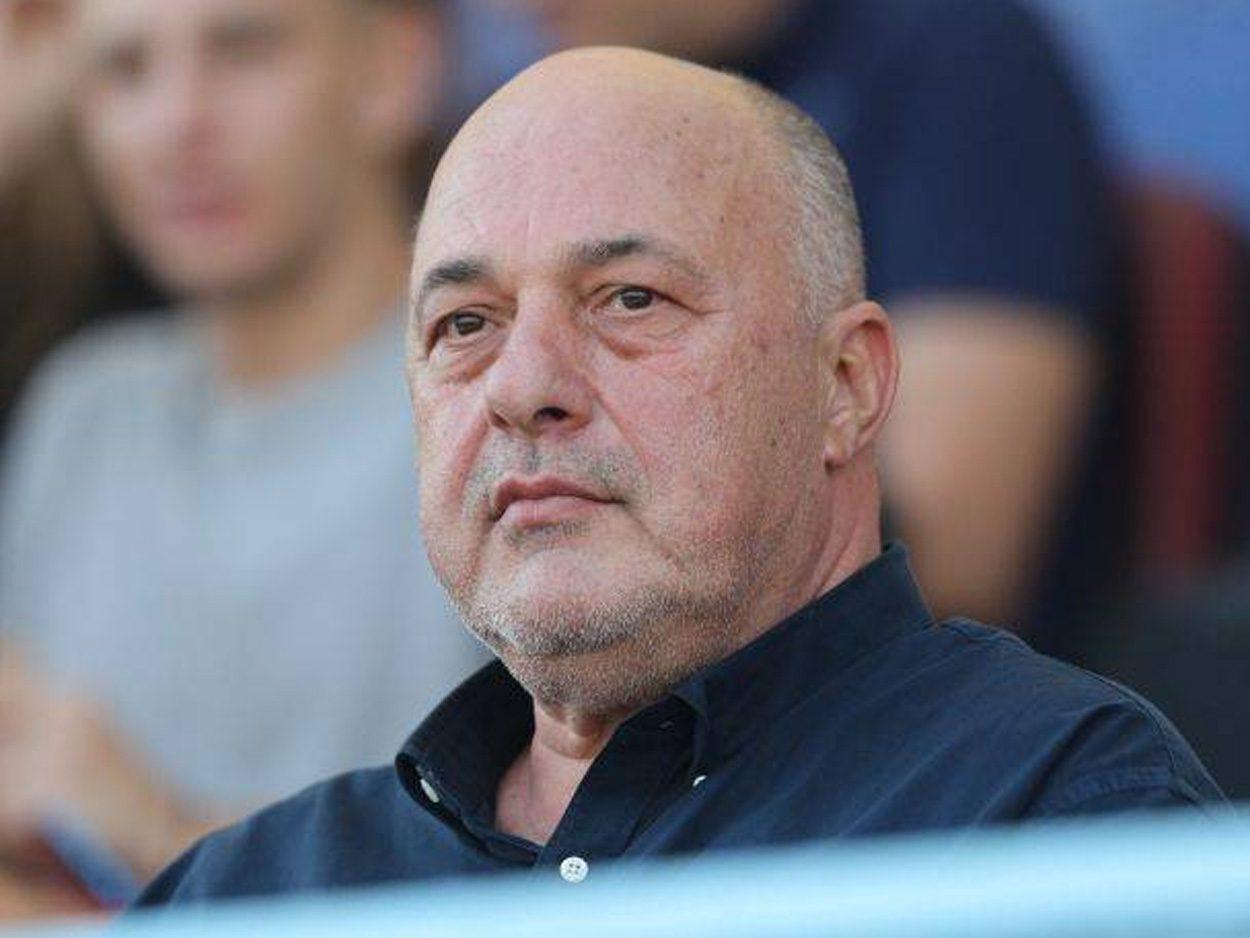 Αχιλλέας Μπέος: Νέα επίθεση στην Προϊσταμένη Μνημείων – «Κάθεται και τρώει 7 σοκολατάκια την ώρα, δεν χωράει από την πόρτα»