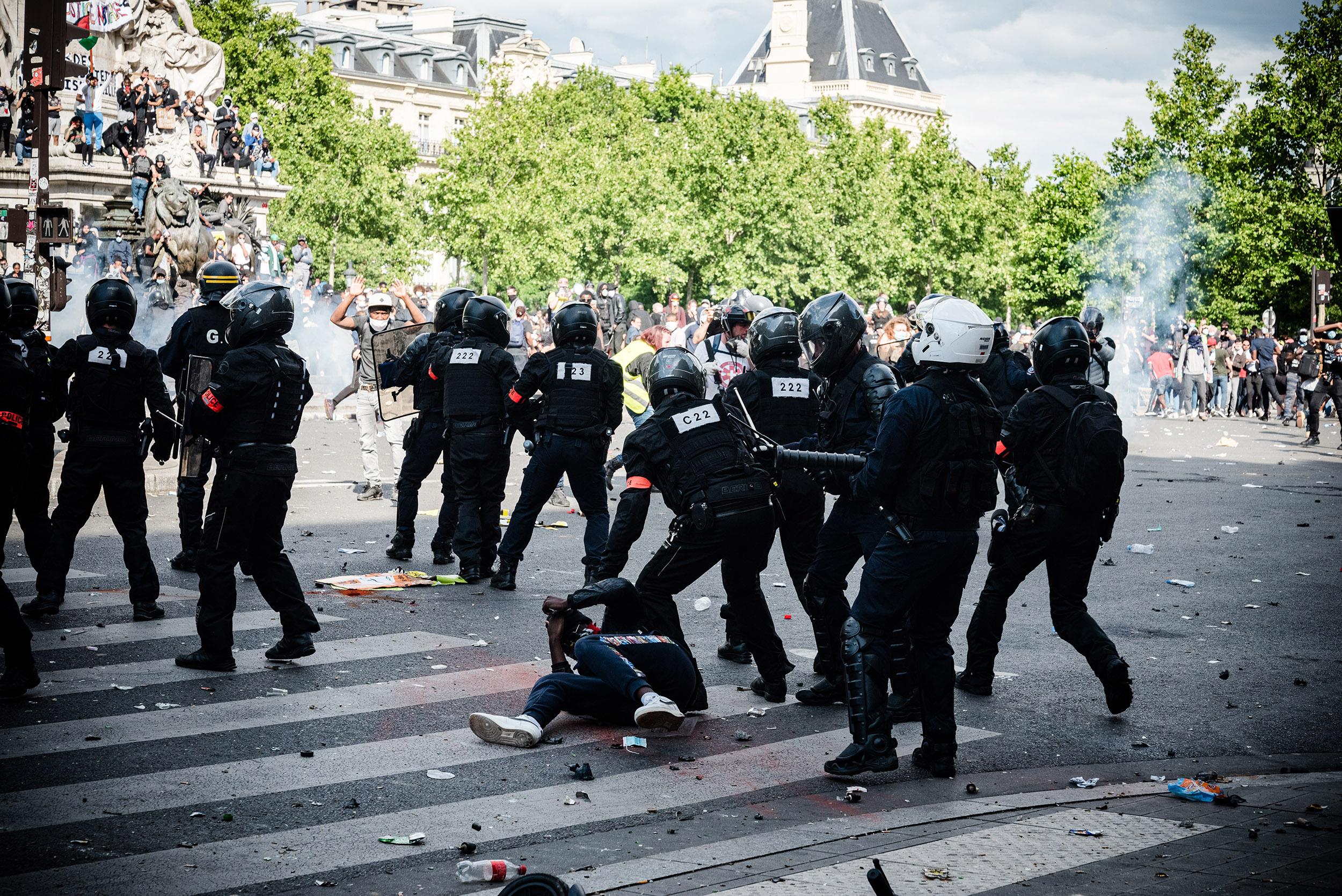 Γαλλία: Διαδηλώσεις σε πολλές πόλεις κατά της αστυνομικής βίας