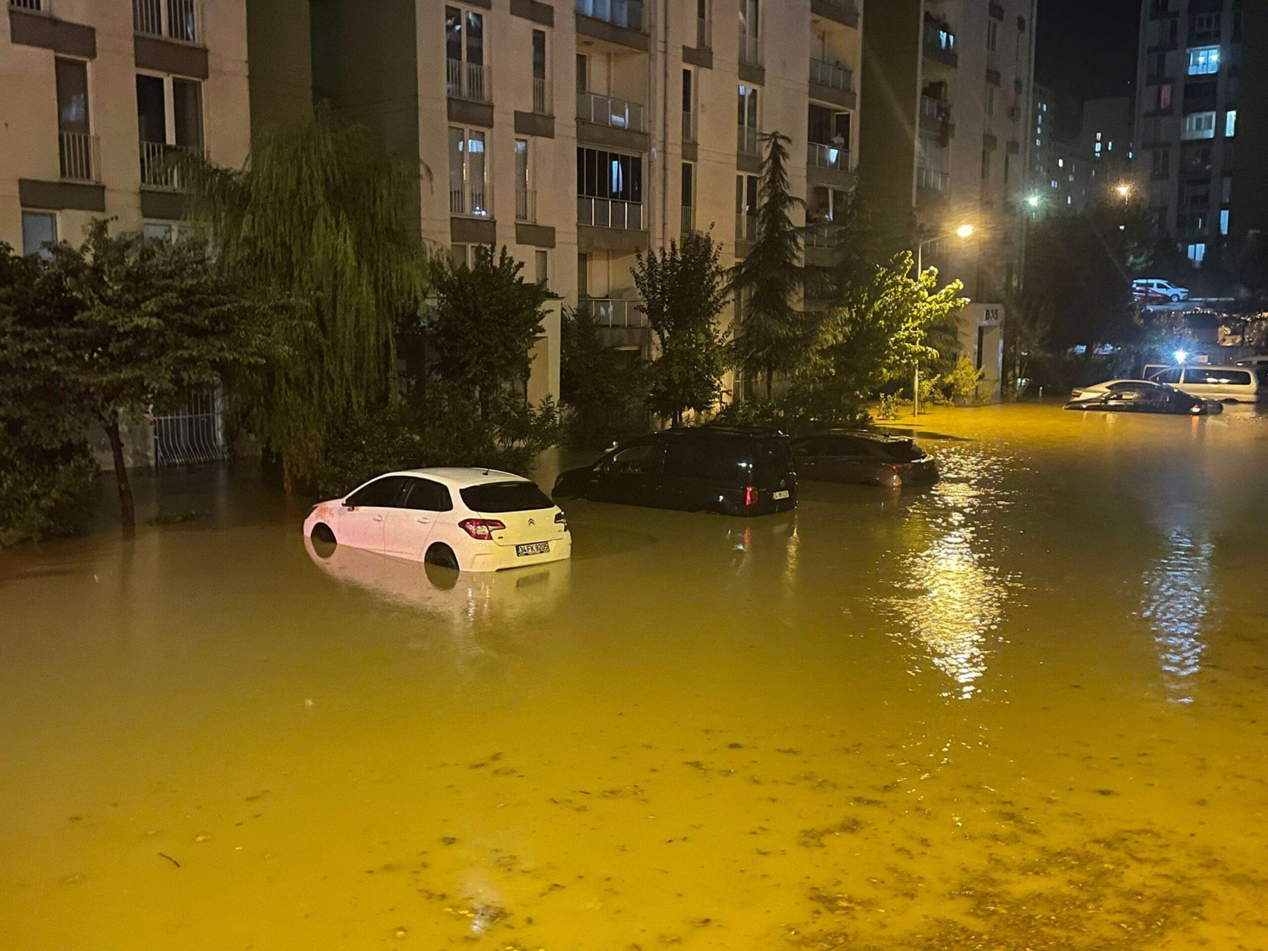 Τουρκία: Ποτάμια οι δρόμοι από τις καταρρακτώδεις βροχές – Δύο νεκροί στην Κωνσταντινούπολη (ΒΙΝΤΕΟ)