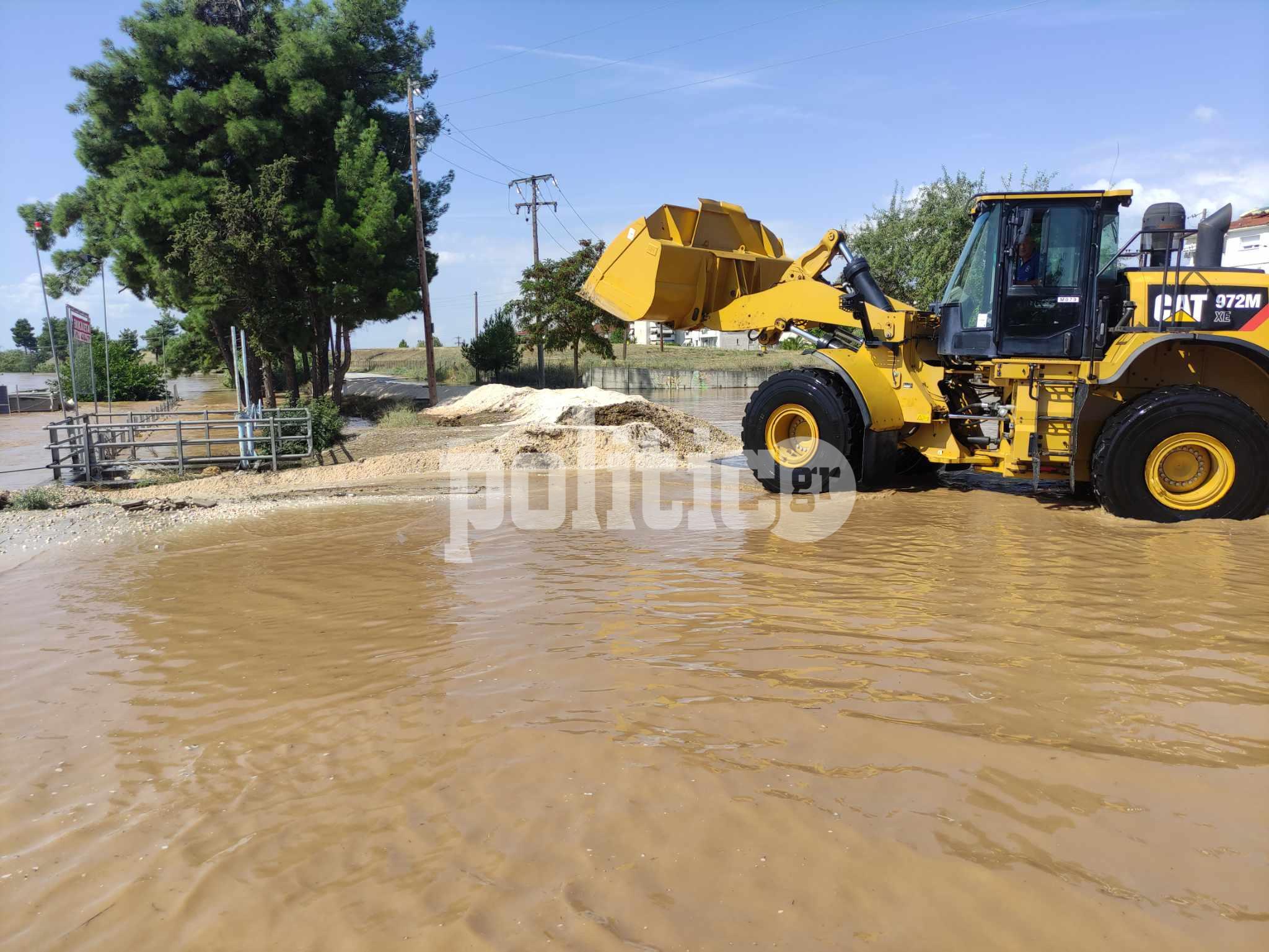 Αποστολή POLITIC στη Λάρισα: Γκρέιντερ γκρέμισε ανάχωμα στη Γιάννουλη – Μικρή υποχώρηση των υδάτων (ΒΙΝΤΕΟ)