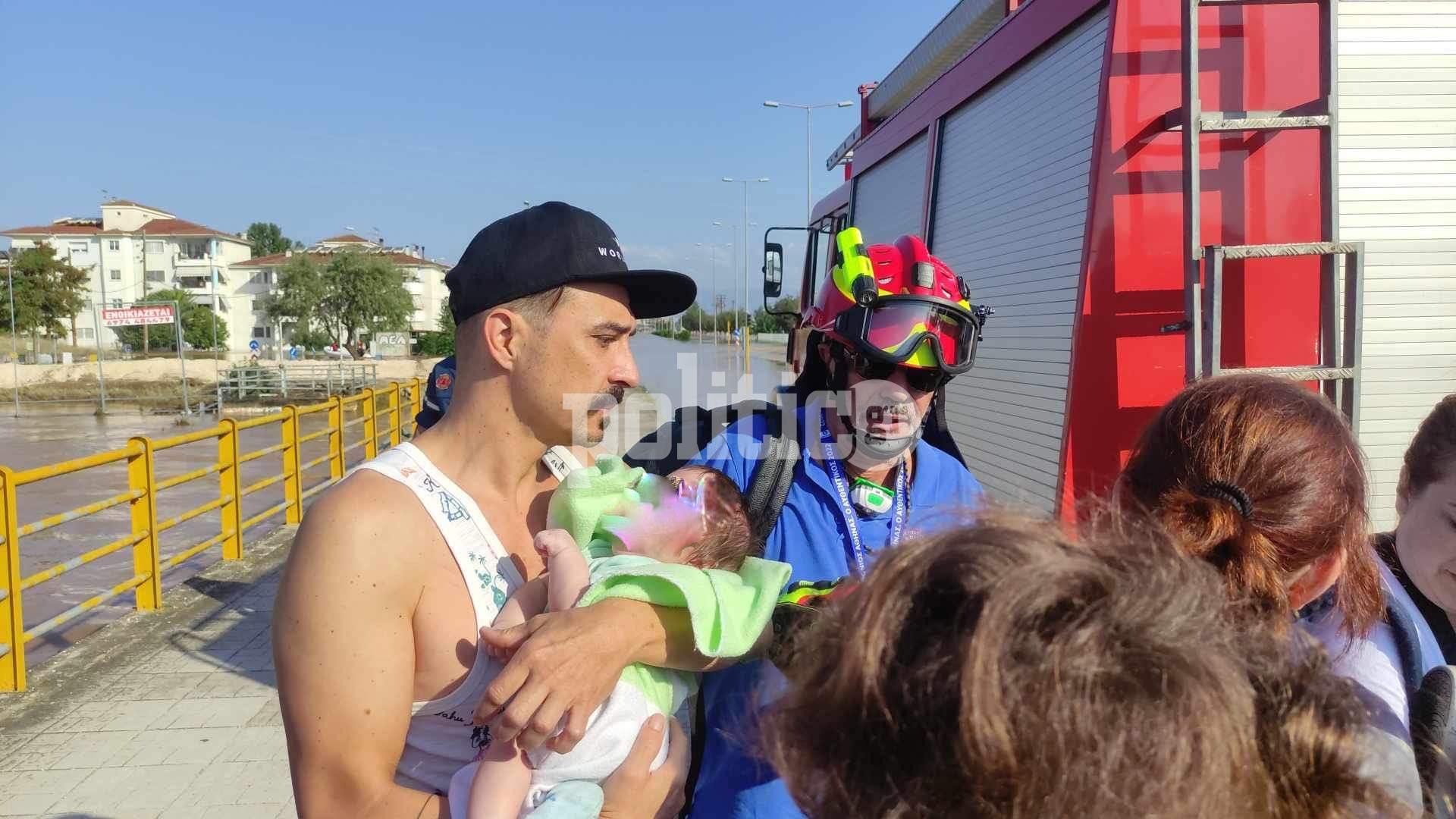 Λάρισα: Απεγκλωβίστηκε οικογένεια με δύο παιδιά – Ο πατέρας κρατούσε το βρέφος στην αγκαλιά του (ΒΙΝΤΕΟ & ΦΩΤΟ)