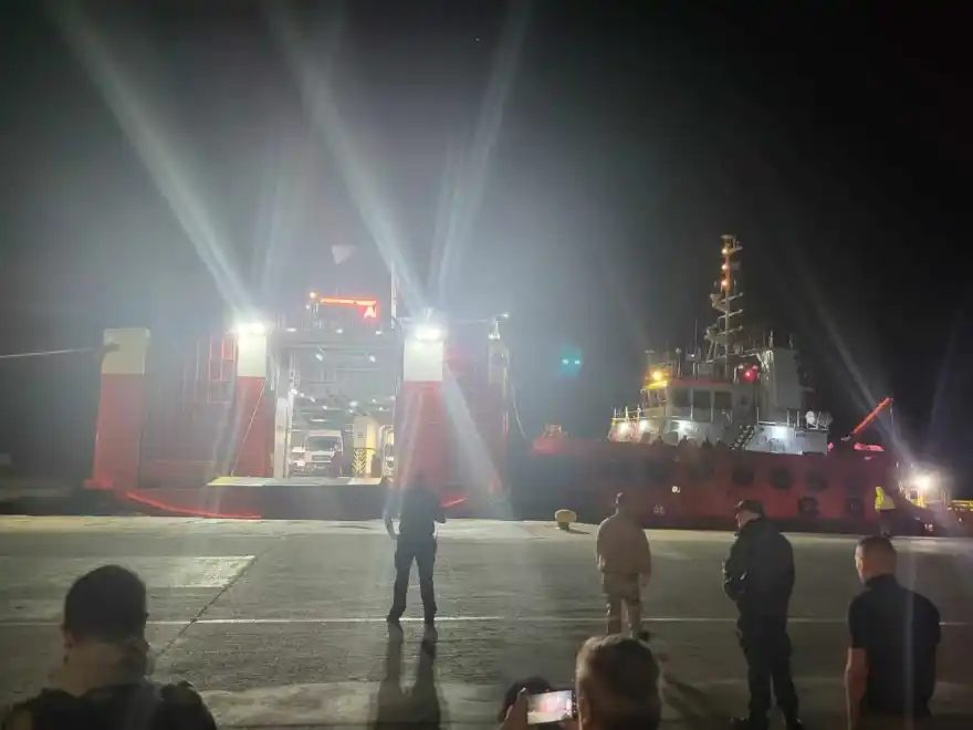 Τέλος στην ταλαιπωρία των 734 επιβατών του «Fast Ferries Andros» – Έδεσε στη Ραφήνα 18 ώρες μετά