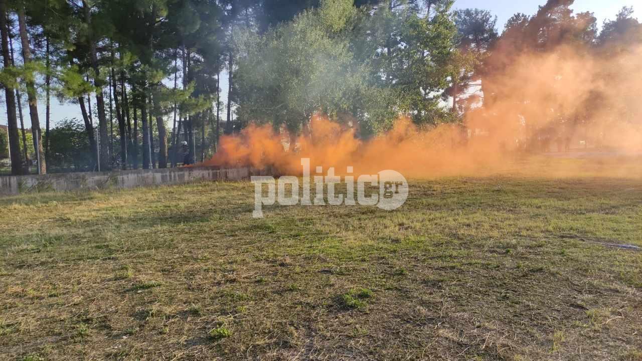 Λάρισα: Επεισόδια στην Περιφέρεια Θεσσαλίας κατά την επίσκεψη του Κυρ. Μητσοτάκη – Πέτρες, καδρόνια και ευρεία χρήση χημικών (ΒΙΝΤΕΟ & ΦΩΤΟ)