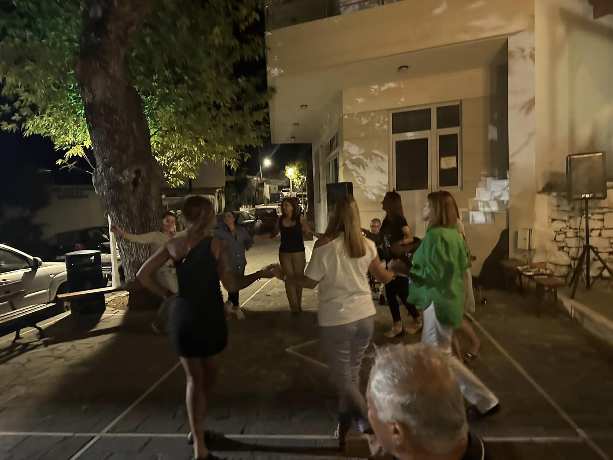 Ρόδος: Ζευγάρι Γερμανών κέρασε όλο το χωριό γιατί έσωσαν το σπίτι τους από τη φωτιά