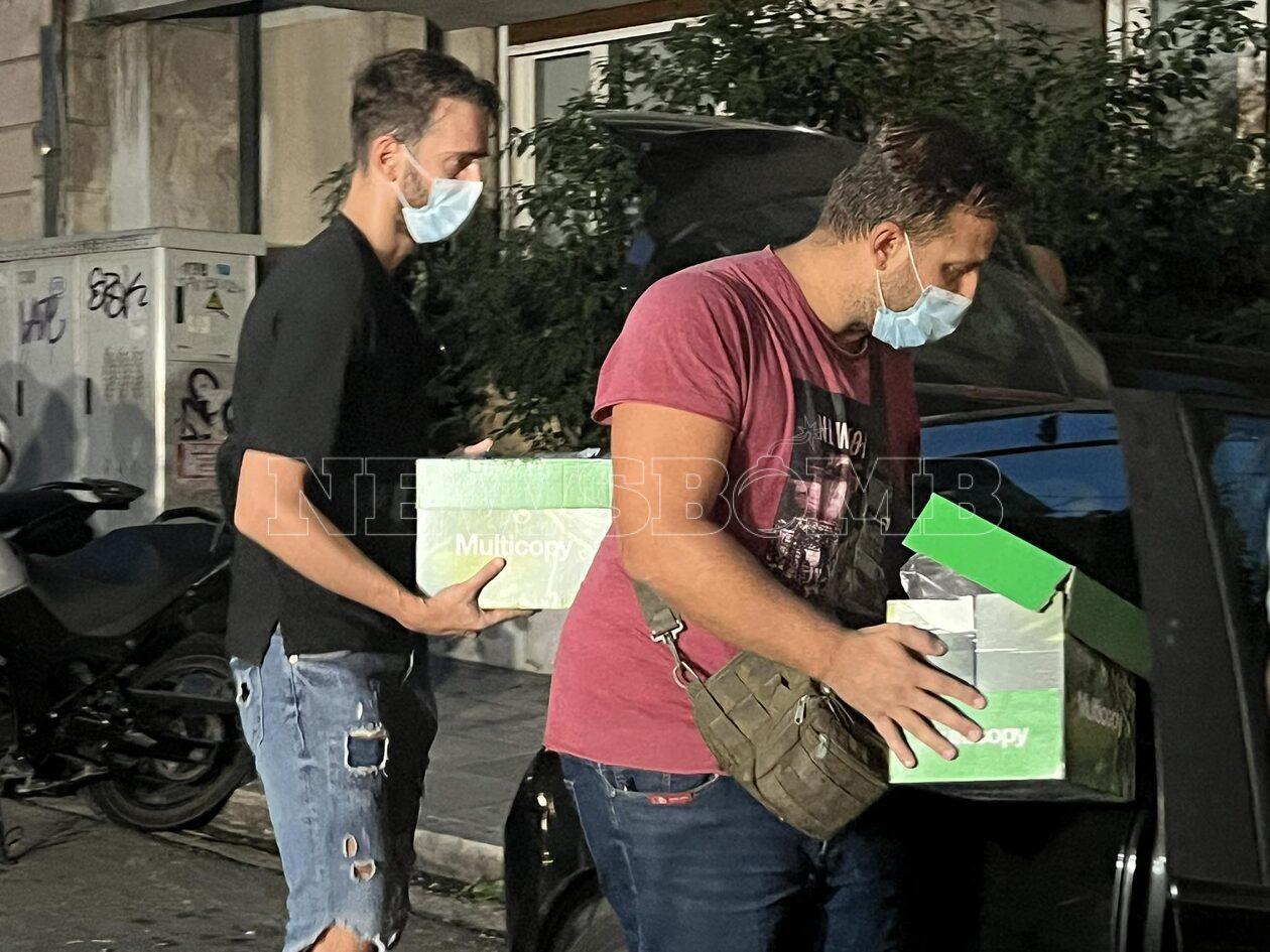 Κολωνάκι: Εντοπίστηκαν πολυβόλα, χειροβομβίδες και εκατοντάδες σφαίρες στην αποθήκη