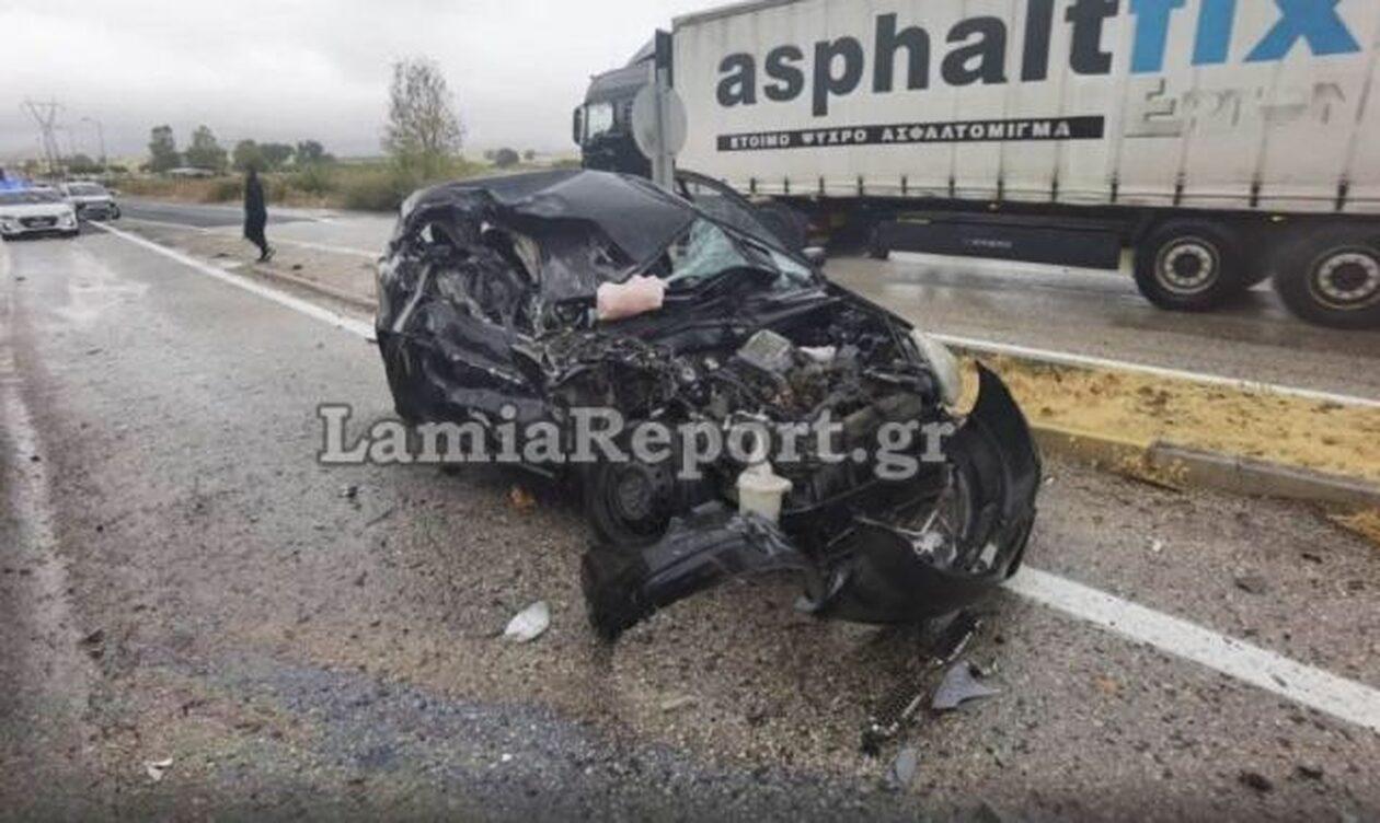 Λαμία: Σοκαριστικό τροχαίο δυστύχημα – Νταλίκα έπεσε πάνω σε δύο αυτοκίνητα (ΒΙΝΤΕΟ & ΦΩΤΟ)