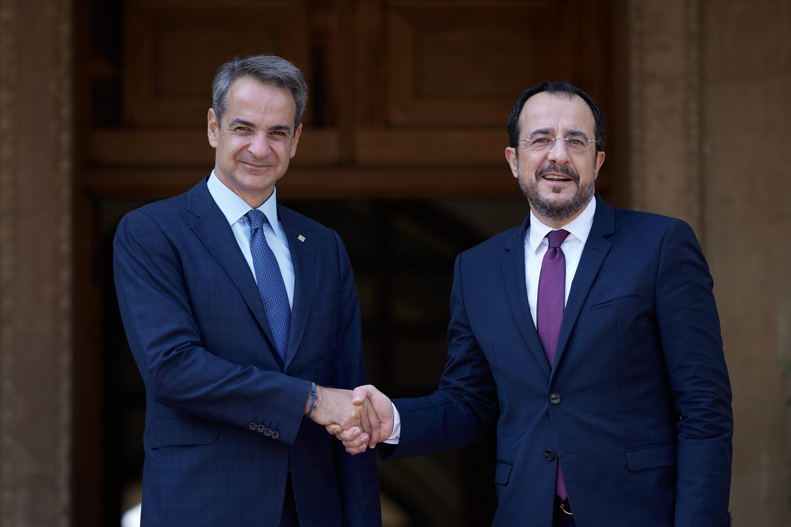 Συνάντηση Μητσοτάκη – Χριστοδουλίδη – «Επαναλαμβάνουμε τις θέσεις μας για το Κυπριακό σε συντονισμό με τον Πρόεδρο»