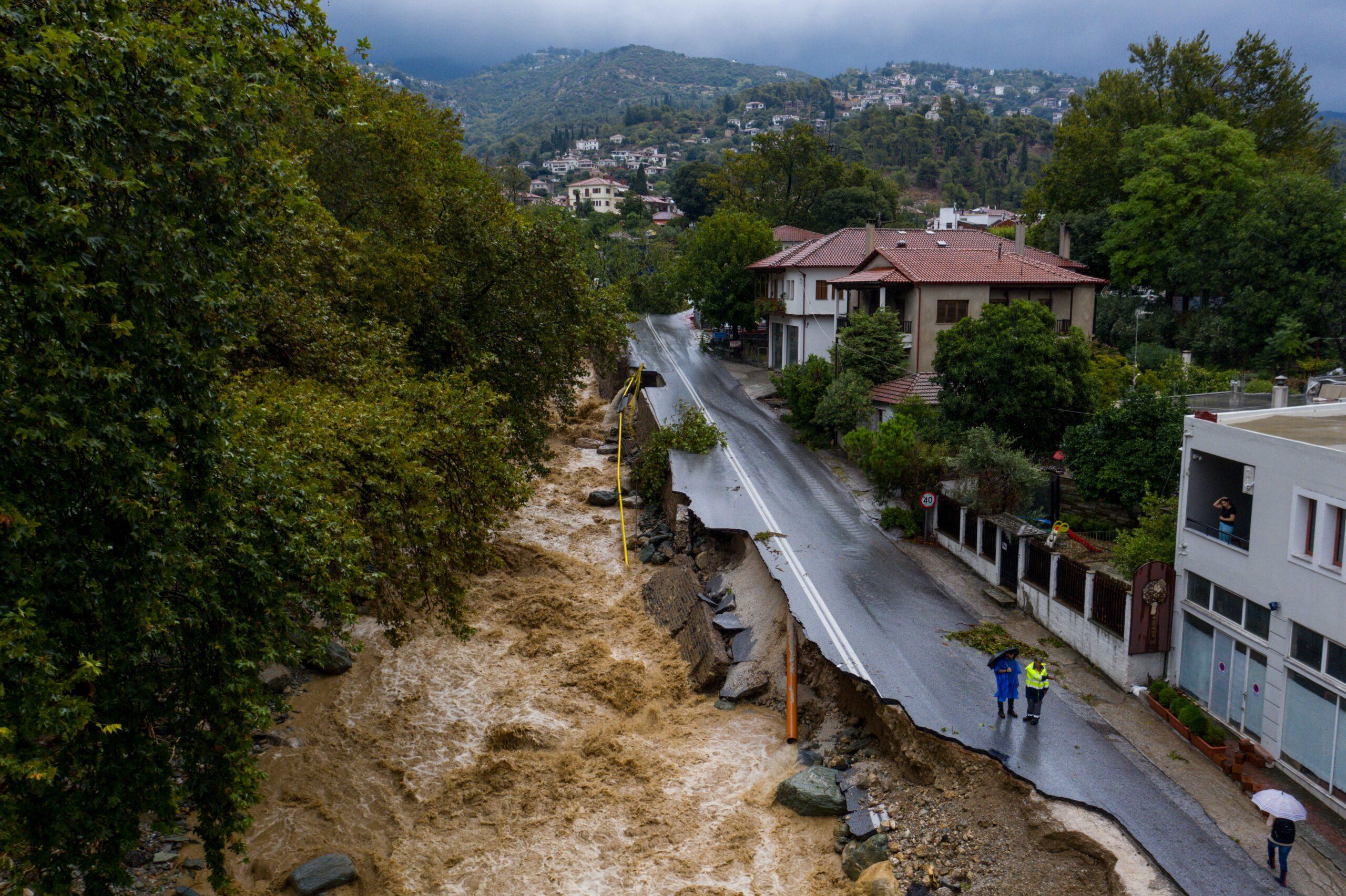 Αλμυρός Βόλου: Μήνυμα 112 για εκκένωση των εργατικών κατοικιών στην Αγία Βαρβάρα