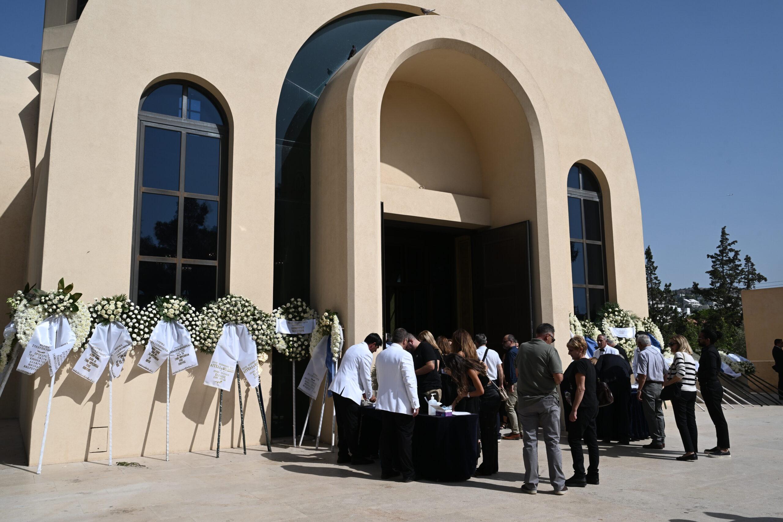Σε εξέλιξη η εξόδιος ακολουθία των αδελφών Μανδαλιού που σκοτώθηκαν στη Λιβύη – Παρούσα η ΠτΔ