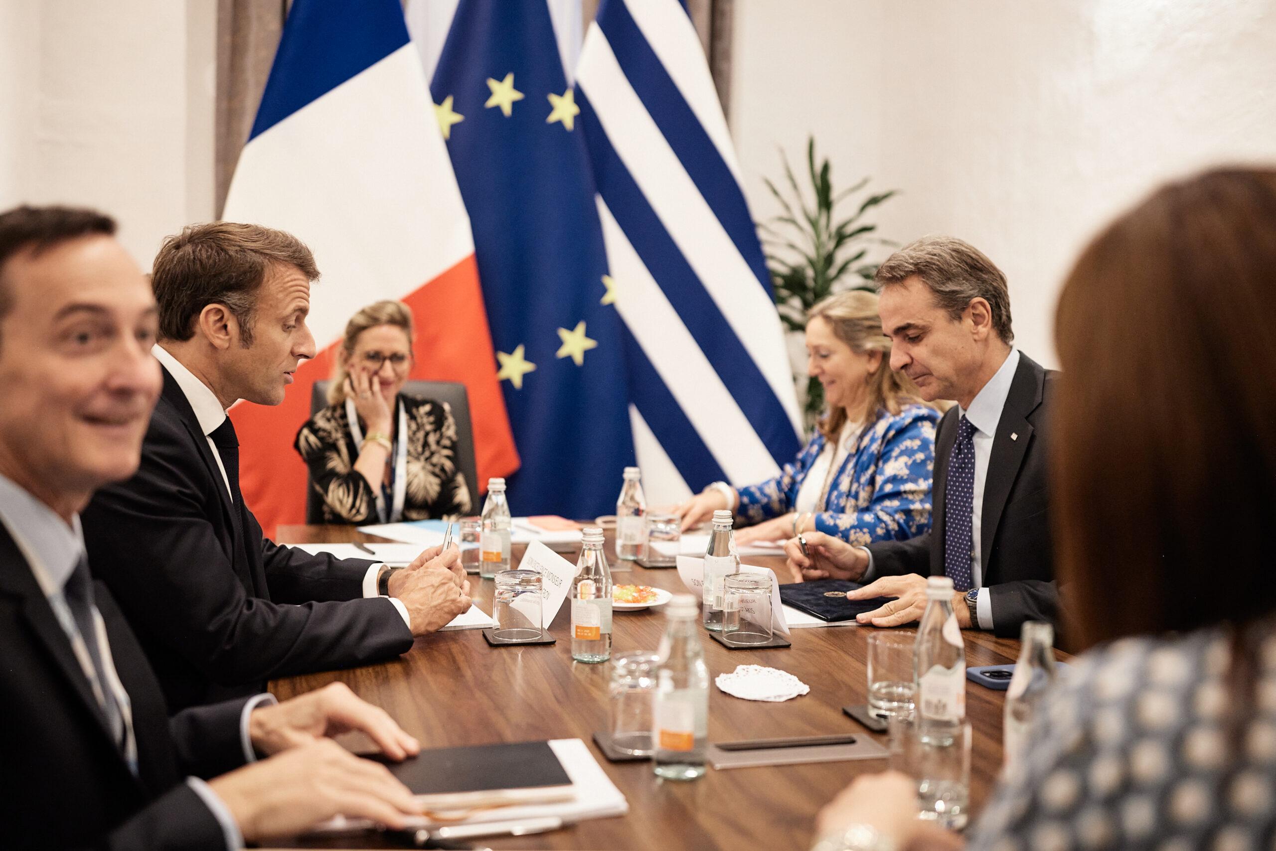 Συνάντηση Μητσοτάκη – Μακρόν: «Η Ελλάδα θα παραμείνει συνεπής στην πολιτική φύλαξης των συνόρων»