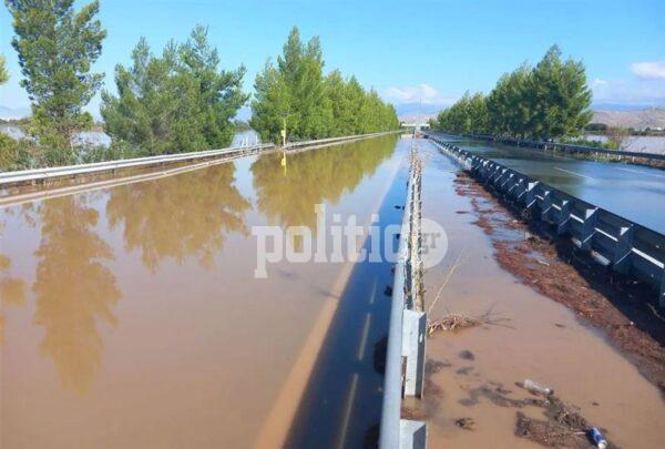 Αποκλεισμένη παραμένει η Εθνική Οδός μετά τα Τέμπη - Δείτε βίντεο
