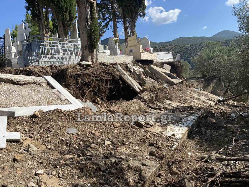 Σοκ στην Λαμία: Τα νερά παρέσυραν τάφους και τοιχίο στο κοιμητήριο (ΒΙΝΤΕΟ & ΦΩΤΟ)
