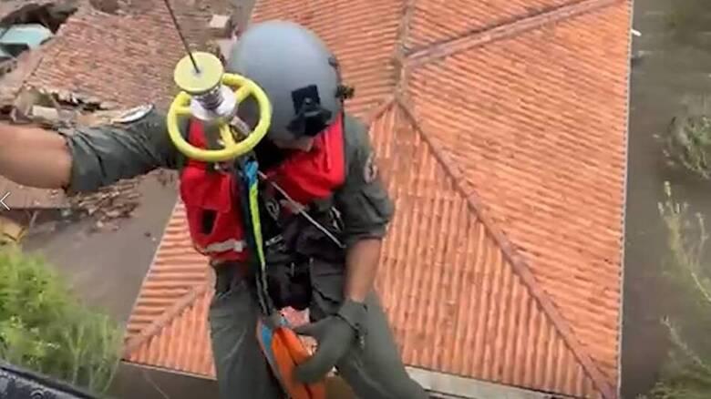 Κακοκαιρία Τρίκαλα: Εικόνες από την επιχείρηση απεγκλωβισμού με Super Puma