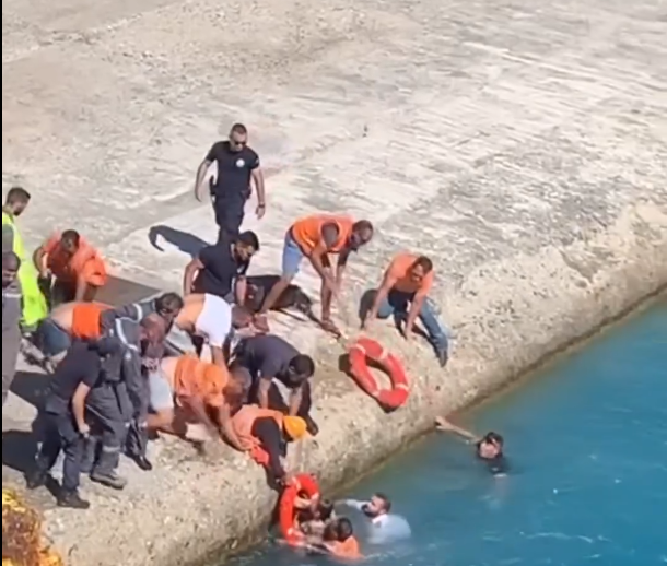 Τήνος – Ηλικιωμένη που έπεσε στη θάλασσα: «Ο αέρας με πήρε, ο αέρας με έριξε στο νερό»