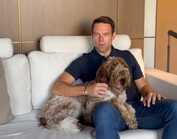 Ο Κασσελάκης και η σκυλίτσα του καλούν τους πολίτες στην κάλπη – Δείτε βίντεο