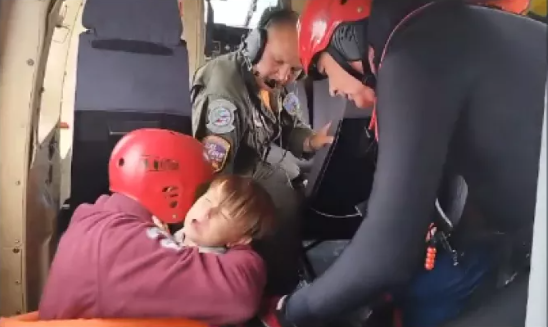 Καρδίτσα: Ελικόπτερο Super Puma απεγκλωβίζει πατέρα με το παιδί του στην Αγία Τριάδα – Έξι αγνοούμενοι στην περιοχή (Vid)