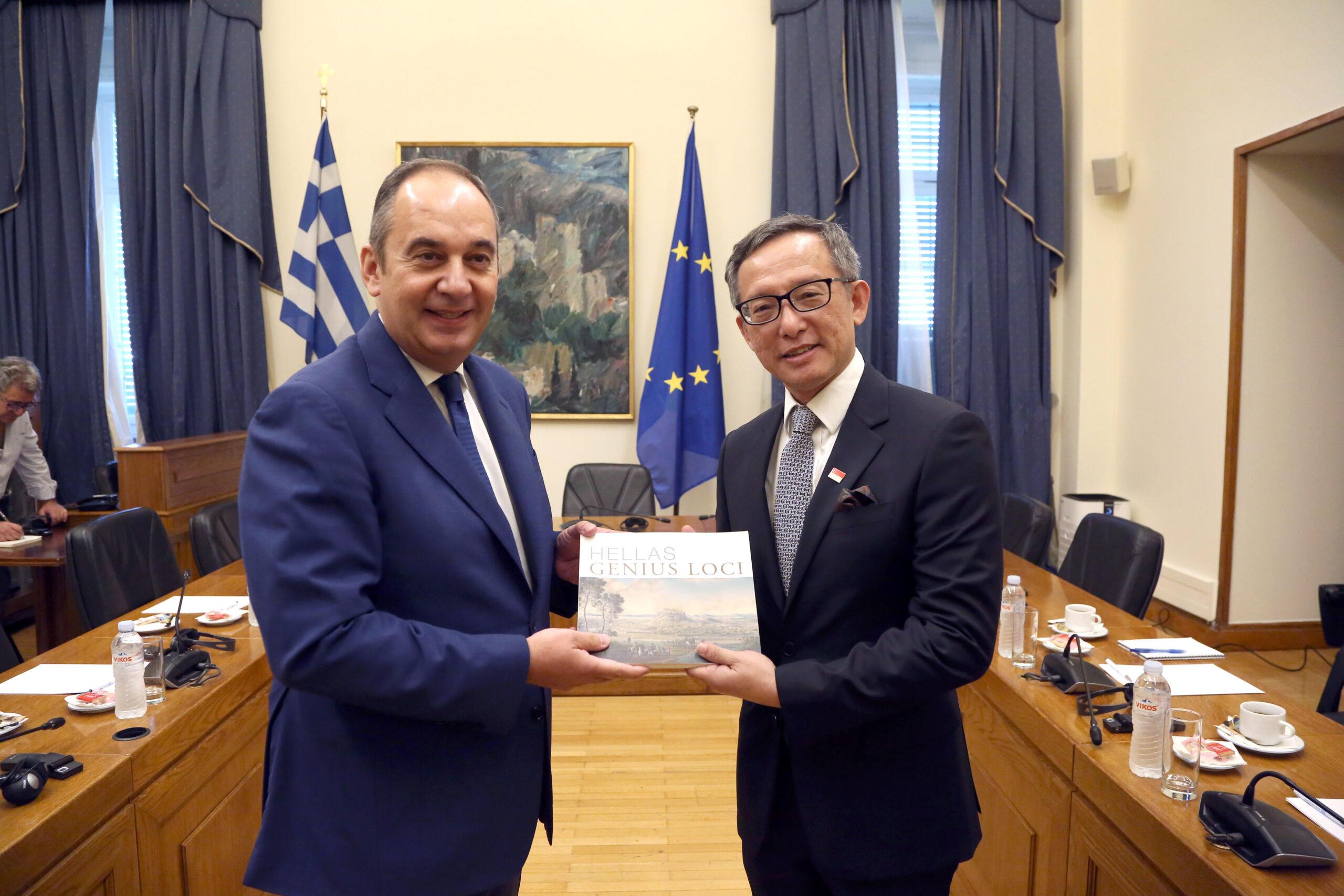 Συνάντηση του Α΄ Αντιπροέδρου της Βουλής Ι. Πλακιωτάκη με τον Πρέσβη της Σιγκαπούρης
