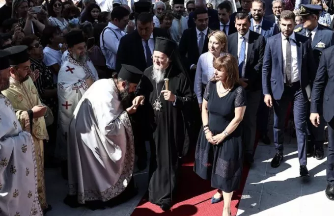 Στην Αεροπορική Βάση της Ανδραβίδας ο Οικουμενικός Πατριάρχης Βαρθολομαίος – Τον υποδέχθηκε η Αλεξοπούλου