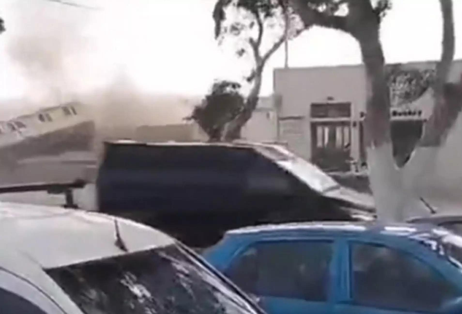 Σοκαριστικό βίντεο: Ανεμοστρόβιλος σηκώνει λυόμενο σπίτι στην Σαντορίνη