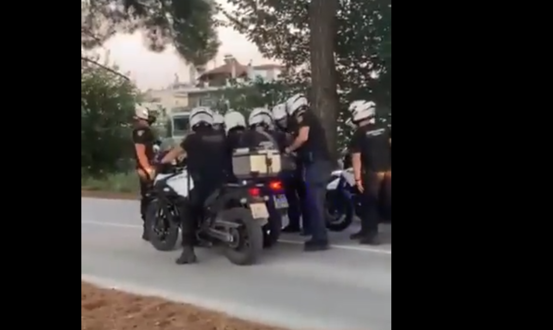 Λάρισα: Το βίντεο με τους αστυνομικούς που προκαλεί ερωτηματικά – «Θα μπούμε μέσα στον κόσμο, θα πέσει ξύλο»