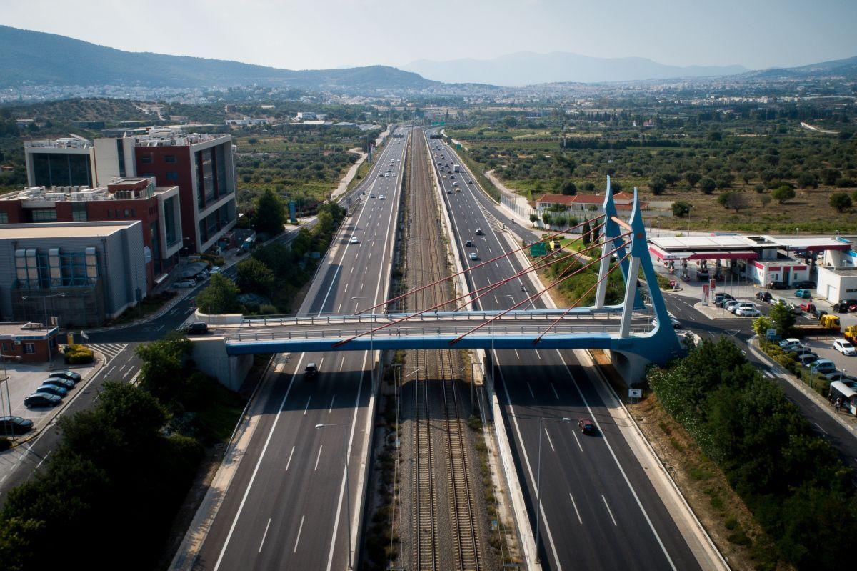 Αττική Οδός: Ηλικιωμένη περπατάει πεζή και αρνείται στις Aρχές να απομακρυνθεί