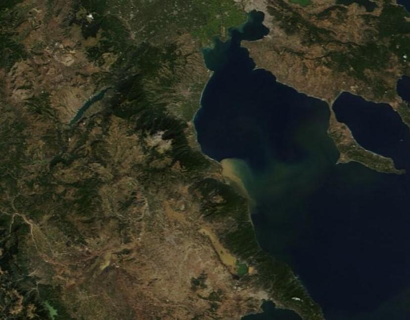 Μέχρι τις ακτές της Χαλκιδικής έφτασε η λάσπη από τη Θεσσαλία