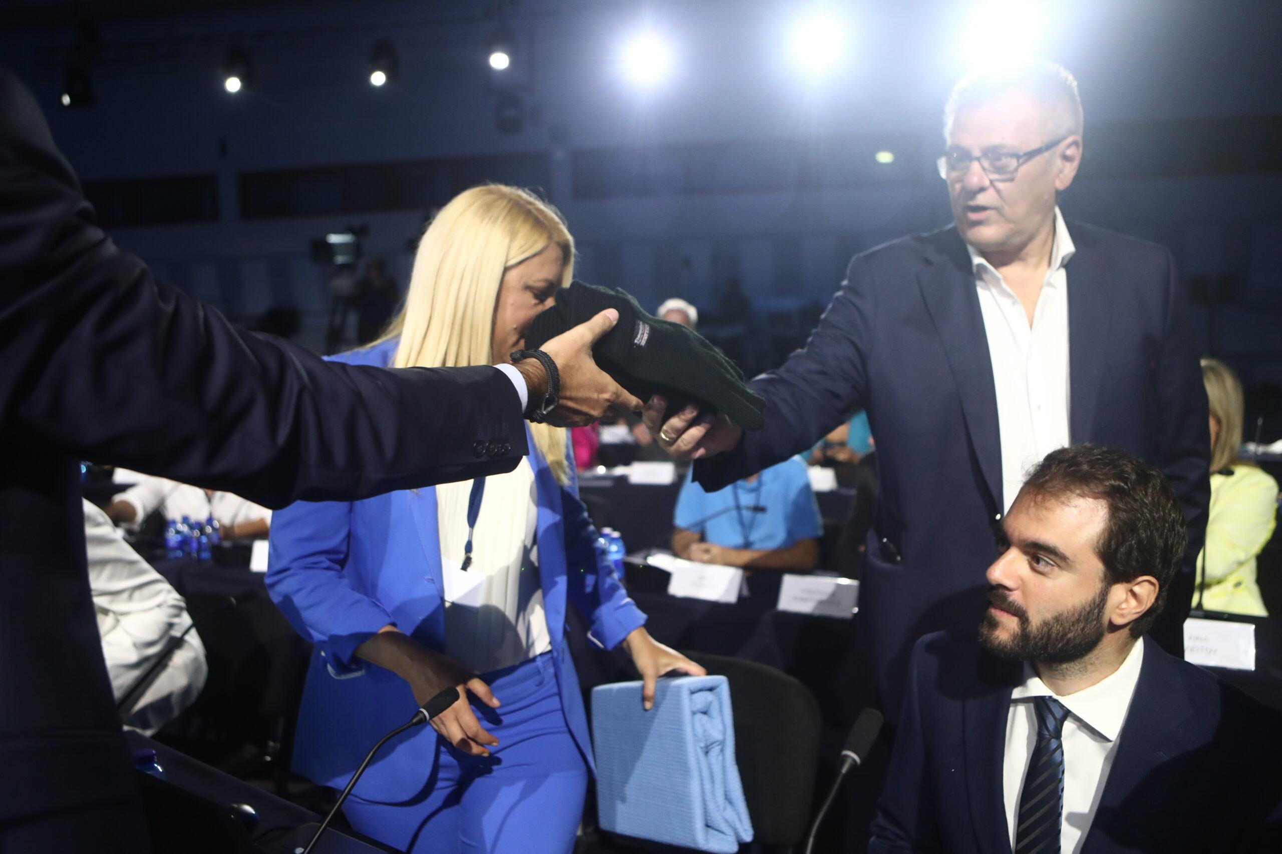 Κυριάκος Μητσοτάκης: Τι μοίρασε στους δημοσιογράφους στη συνέντευξη Τύπου στη ΔΕΘ