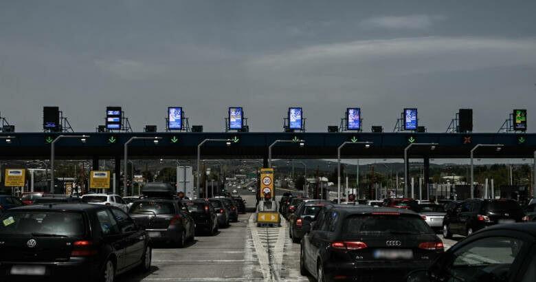Θεσσαλονίκη: Διακινητής μεταναστών έσπασε τις μπάρες σε τρεις σταθμούς διοδίων