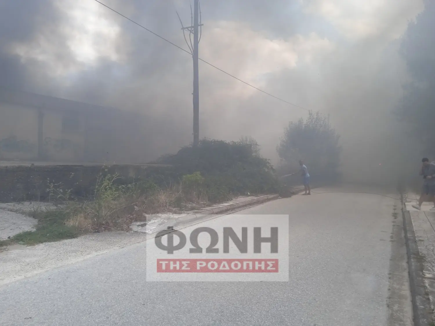 Φωτιά στην Κομοτηνή: Τυλίχθηκε στις φλόγες εγκαταλελειμμένο εργοστάσιο – Μήνυμα από το 112