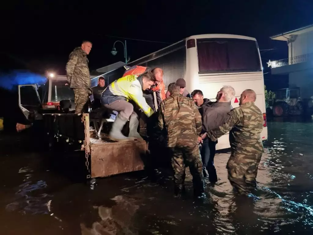 Κακοκαιρία Daniel – Τρίκαλα: Σοκαριστικές εικόνες διάσωσης παιδιών με γκρέιτερ το βράδυ