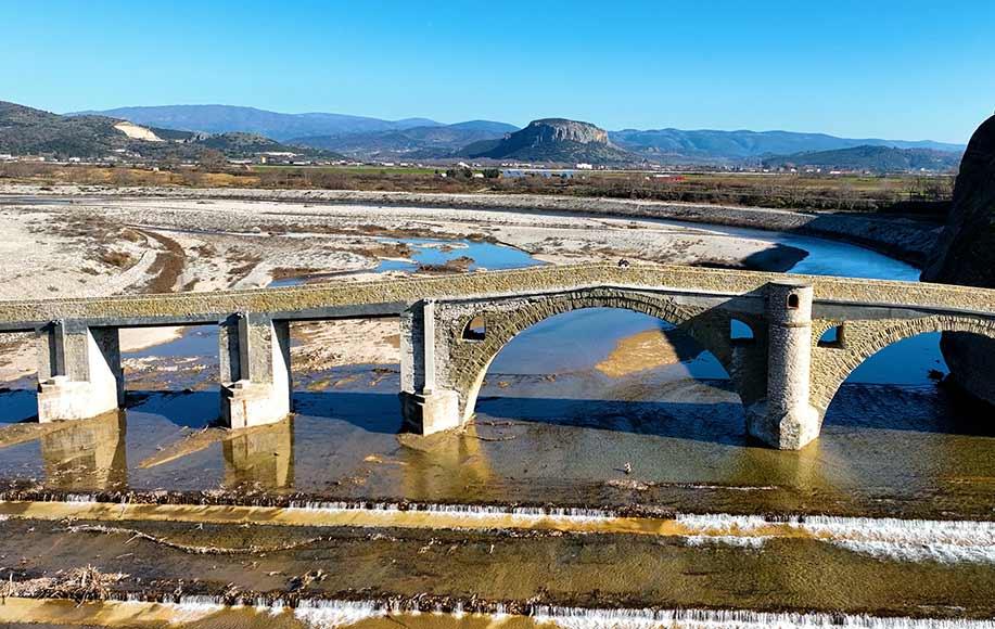 Kακοκαιρία – Τρίκαλα: Έπεσε ιστορικό γεφύρι στον Πηνειό ποταμό