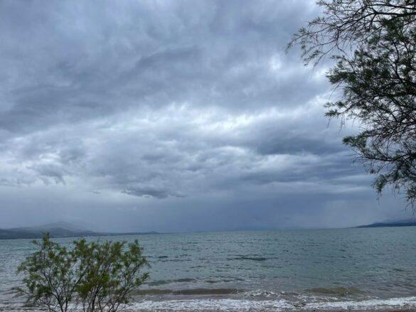 Άστατος ο καιρός σήμερα: Νεφώσεις με τοπικές βροχές τις πρωινές ώρες