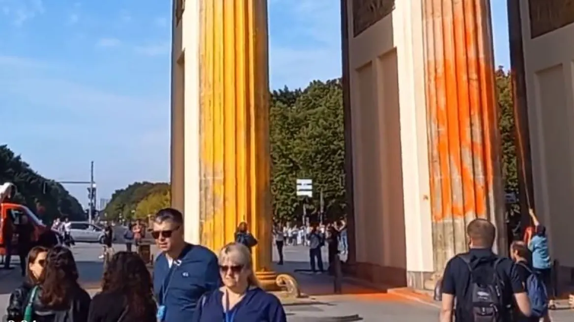 Γερμανία: Ακτιβιστές έβαψαν πορτοκαλί την Πύλη του Βραδεμβούργου