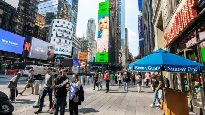 Κατερίνα Λιόλιου: Το πρόσωπό της λάμπει σε billboard της Times Square!