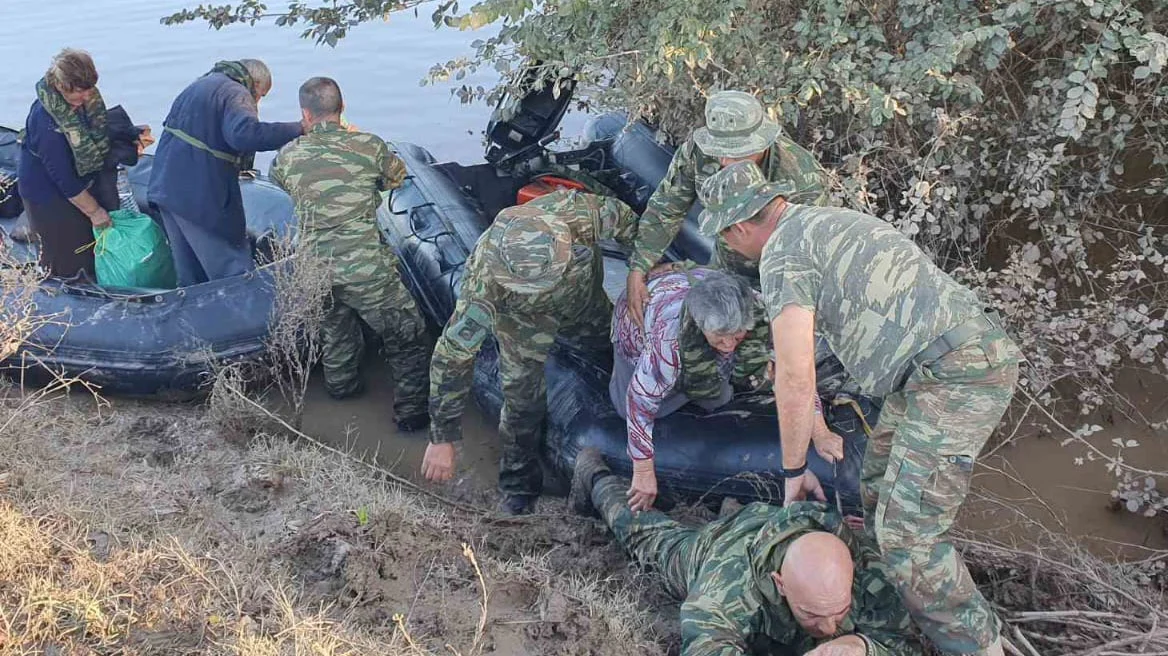 Θεσσαλία: Ποιος είναι ο πεζοναύτης που ξάπλωσε στις λάσπες για να περάσουν οι ηλικιωμένοι