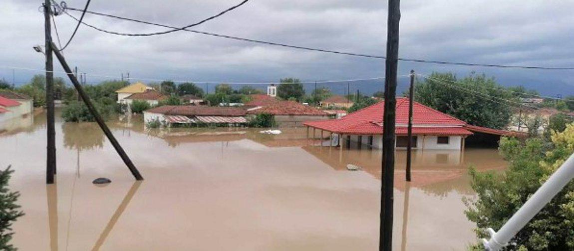 Kακοκαιρία Καρδίτσα: «Εγκλωβισμένοι φωνάζουν “βοήθεια πνιγόμαστε”»