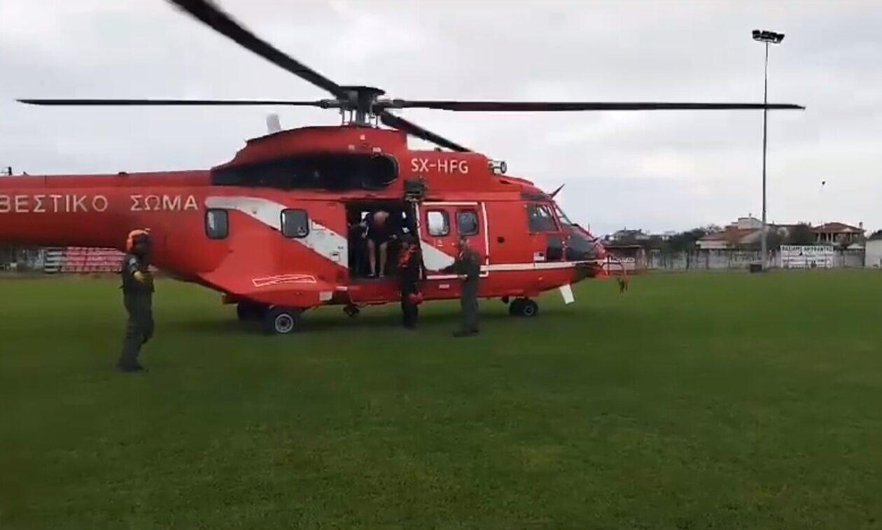 Κακοκαιρία Daniel: Ελικόπτερο Super Puma αποβίβασε πληγέντες σε ποδοσφαιρικό γήπεδο (ΒΙΝΤΕΟ)