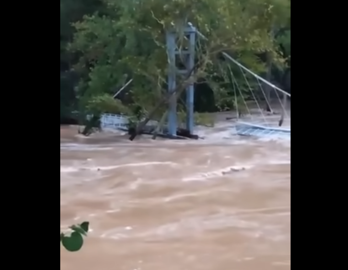 Κακοκαιρία Daniel: Ένα συρματόσχοινο κρατά την πεζογέφυρα στα Τέμπη – Υποχώρησε η στάθμη του νερού του Πηνειού