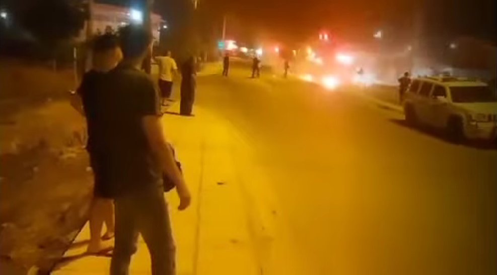 Ασπρόπυργος: Ομάδα ατόμων έκαψε λεωφορείο στη λεωφόρο ΝΑΤΟ τα μεσάνυχτα – Επτά προσαγωγές