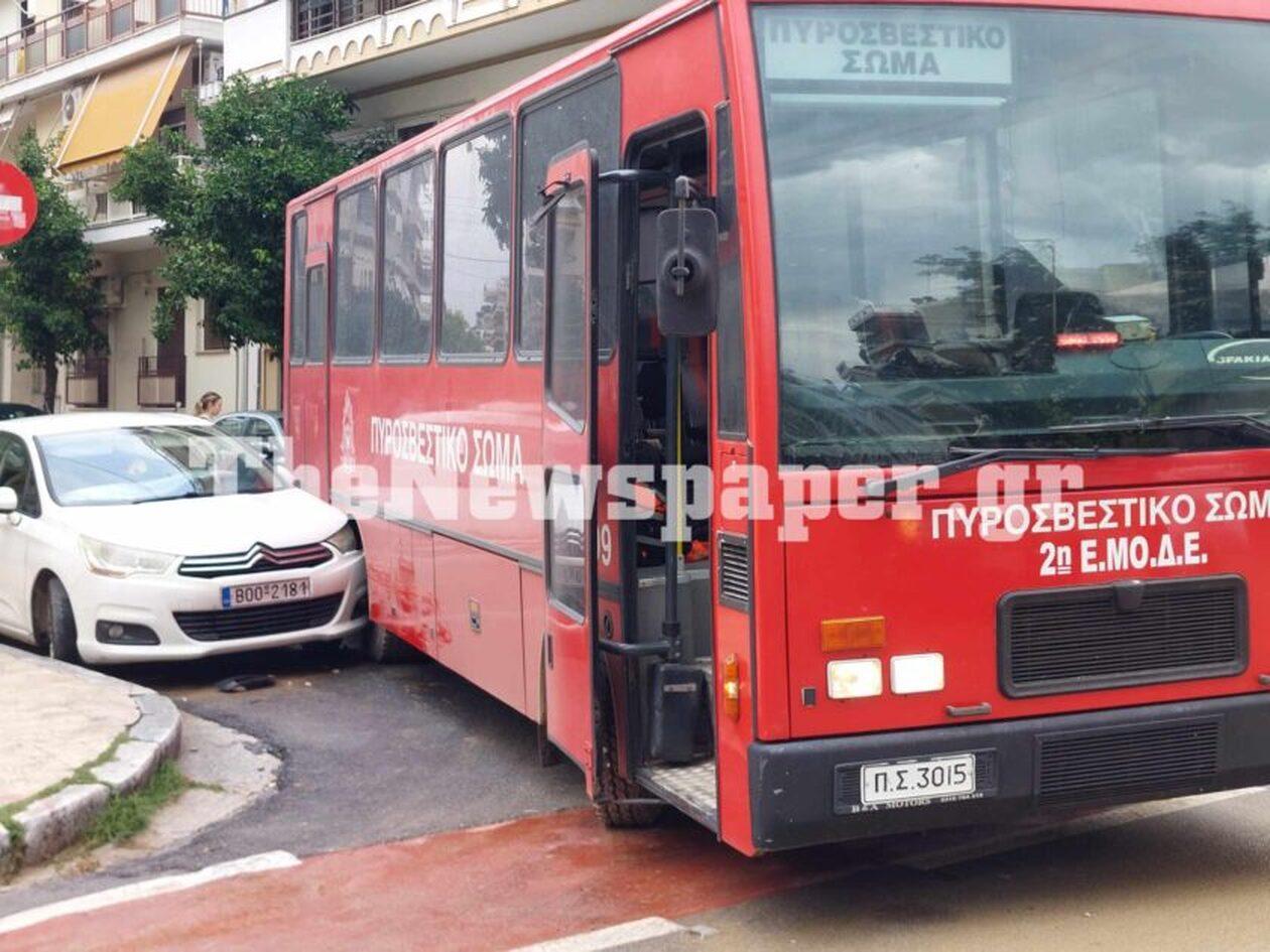 Λεωφορείο της Πυροσβεστικής συγκρούστηκε με ΙΧ στο κέντρο του Βόλου