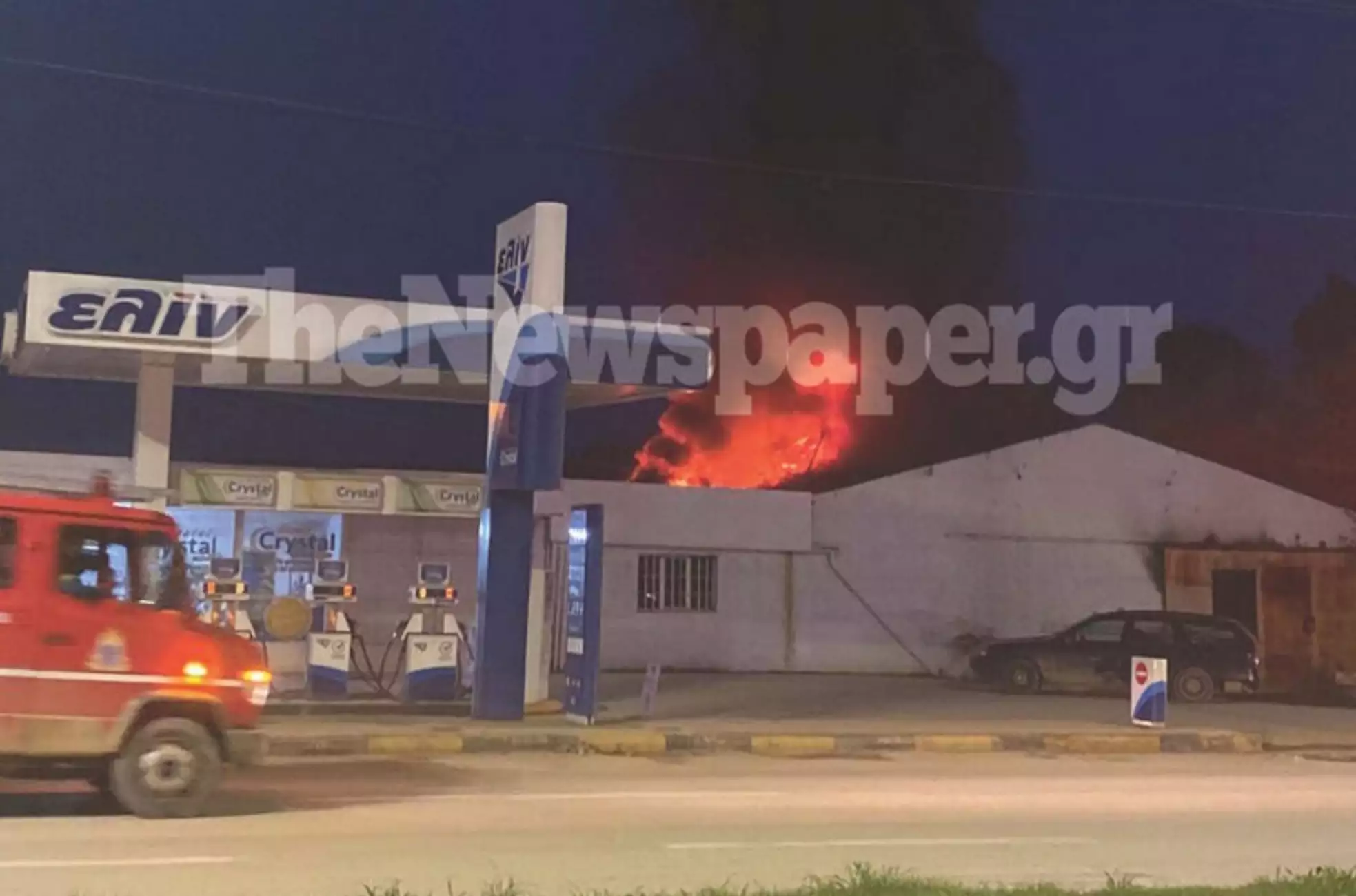 Βόλος: Μεγάλη φωτιά σε αποθήκη απειλεί βενζινάδικο (ΒΙΝΤΕΟ)
