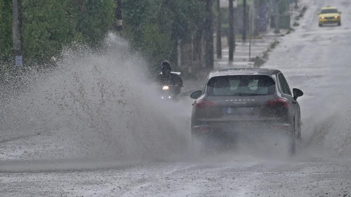 Καιρός: Βροχές και σποραδικές καταιγίδες κυρίως στα κεντρικά, ανατολικά και βόρεια ηπειρωτικά