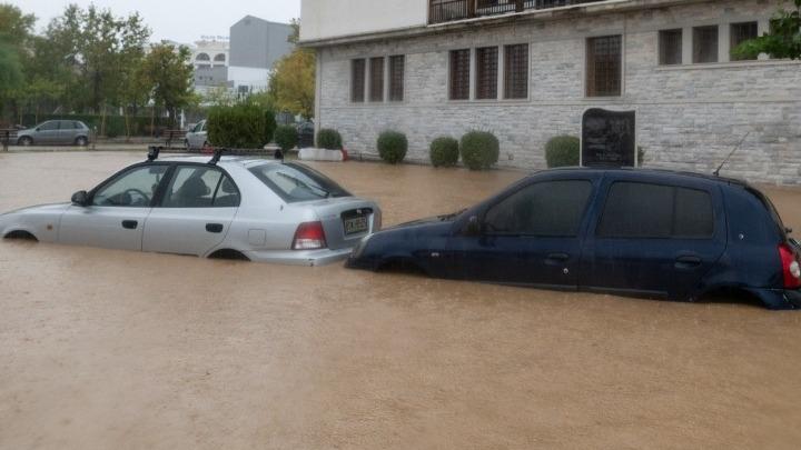 Κακοκαιρία Daniel – Φθιώτιδα: Πλάνα από τη δυνατή νεροποντή στη Λαμία και την πλημμυρισμένη Γλύφα