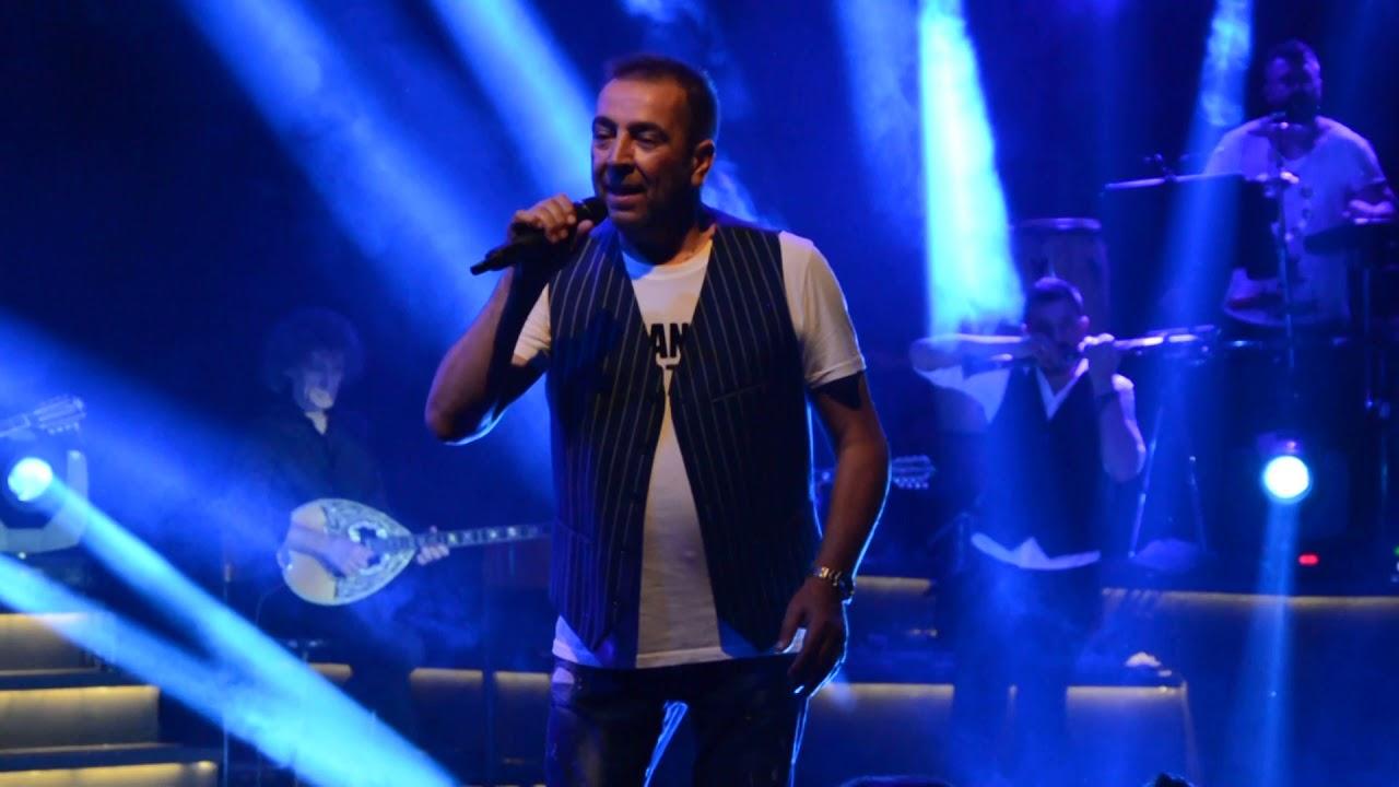 Θεσσαλονίκη: Μαζί τραγούδησαν Δημήτρης Χρυσοχοΐδης και Αντώνης Ρέμος