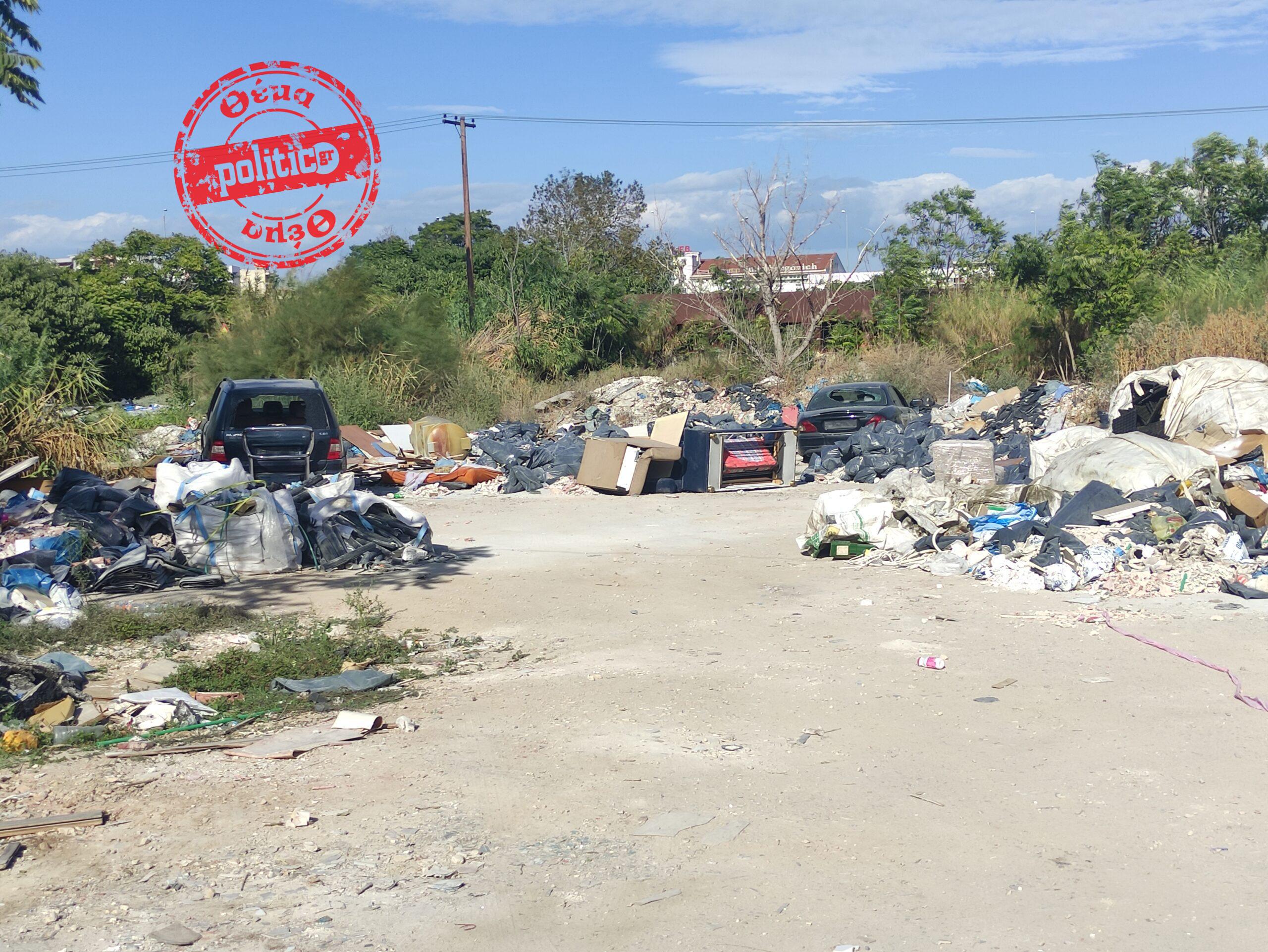 Θεσσαλονίκη: Παραμένει το πρόβλημα με την αυτοσχέδια χωματερή στην οδό Ρωξάνης – Βουνά σκουπιδιών και έντονη δυσοσμία λίγα μέτρα από το κέντρο της πόλης (ΒΙΝΤΕΟ & ΦΩΤΟ)