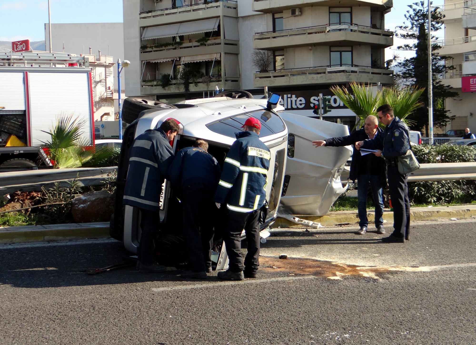 Βούλα: Σοβαρό τροχαίο με 23χρονη οδηγό