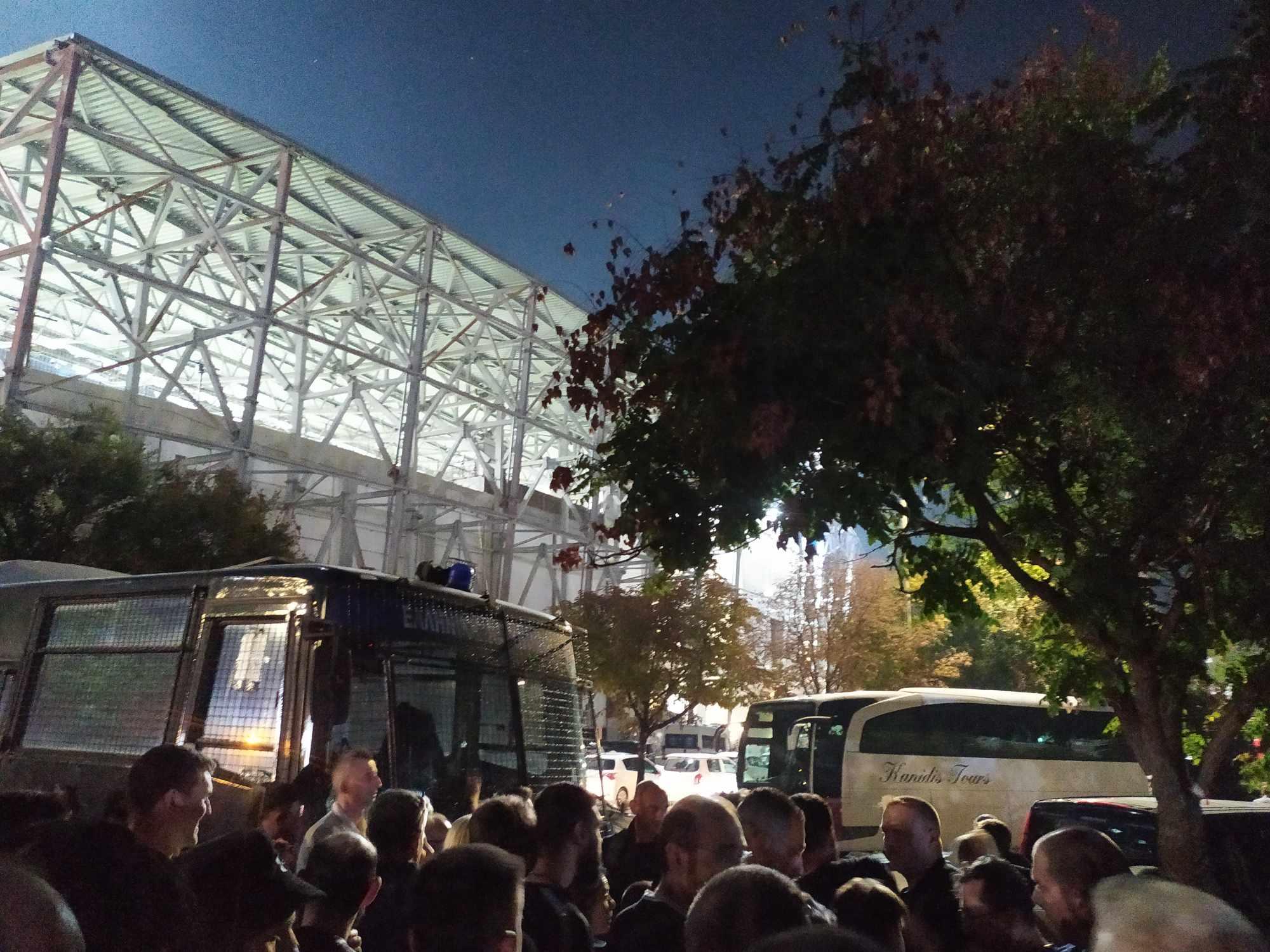 Ένταση στην Τούμπα – Οπαδοί του ΠΑΟΚ διαμαρτύρονται στην αστυνομία – «Μία ώρα πριν και ακόμα έχετε κλειστές τις θύρες»
