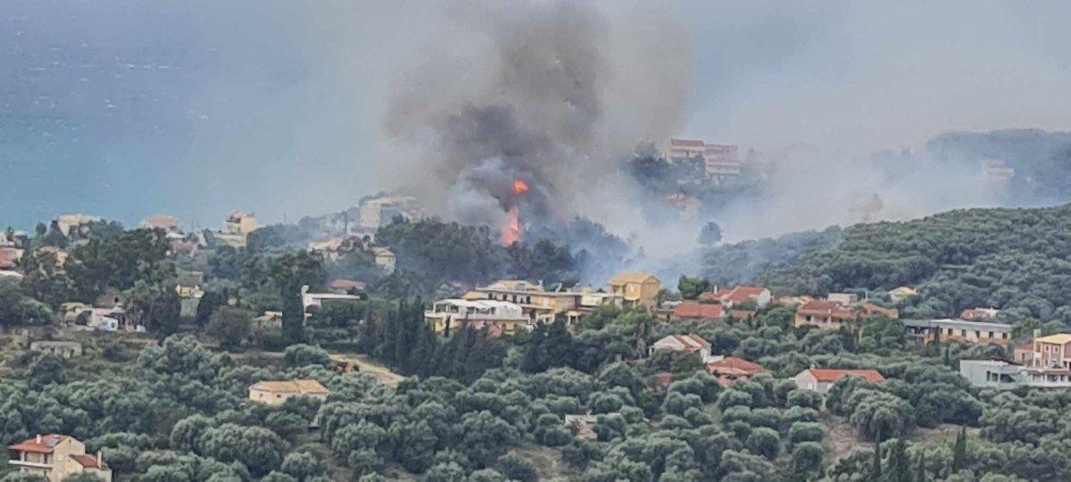 Φωτιά στην Κέρκυρα: Μήνυμα 112 για εκκένωση – Ενισχύονται οι πυροσβεστικές δυνάμεις